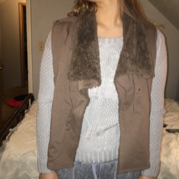 VEST - Picture 2 of 7